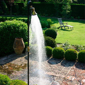 Mobile Gartendusche Field für Terrasse und Garten. 15x15x220cm. Durchklopft ist aus Messing.